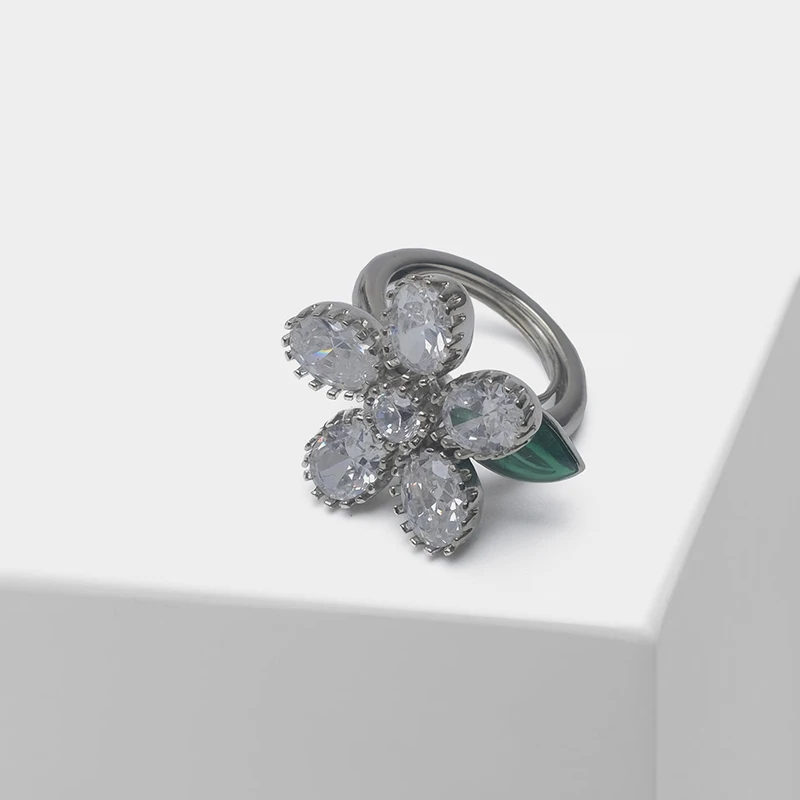 

Amorita boutique Floral design for a stylish shiny ring