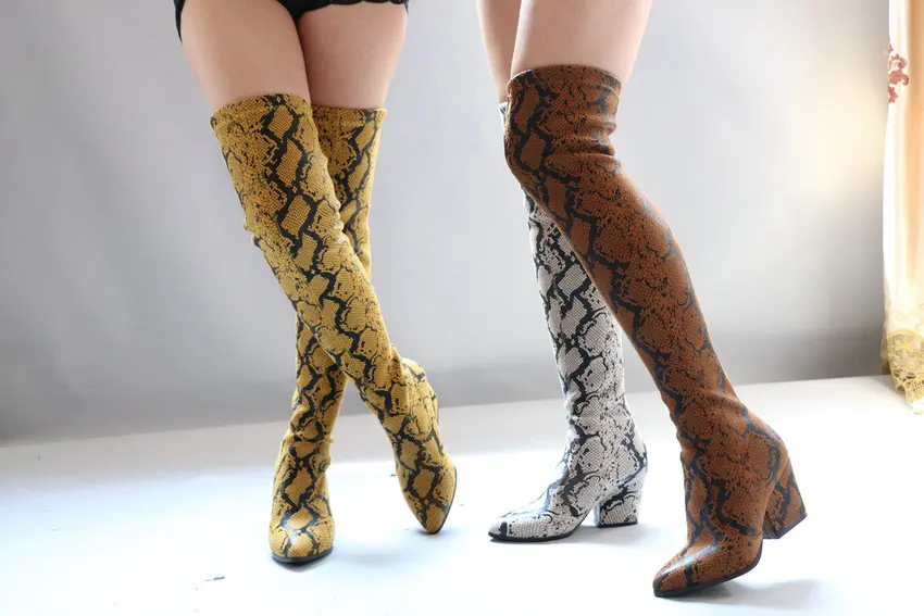 QUTAA/ г. Модные ботфорты из искусственной кожи со змеиным узором женские высокие сапоги с острым носком на квадратном каблуке без застежки размеры 34-43