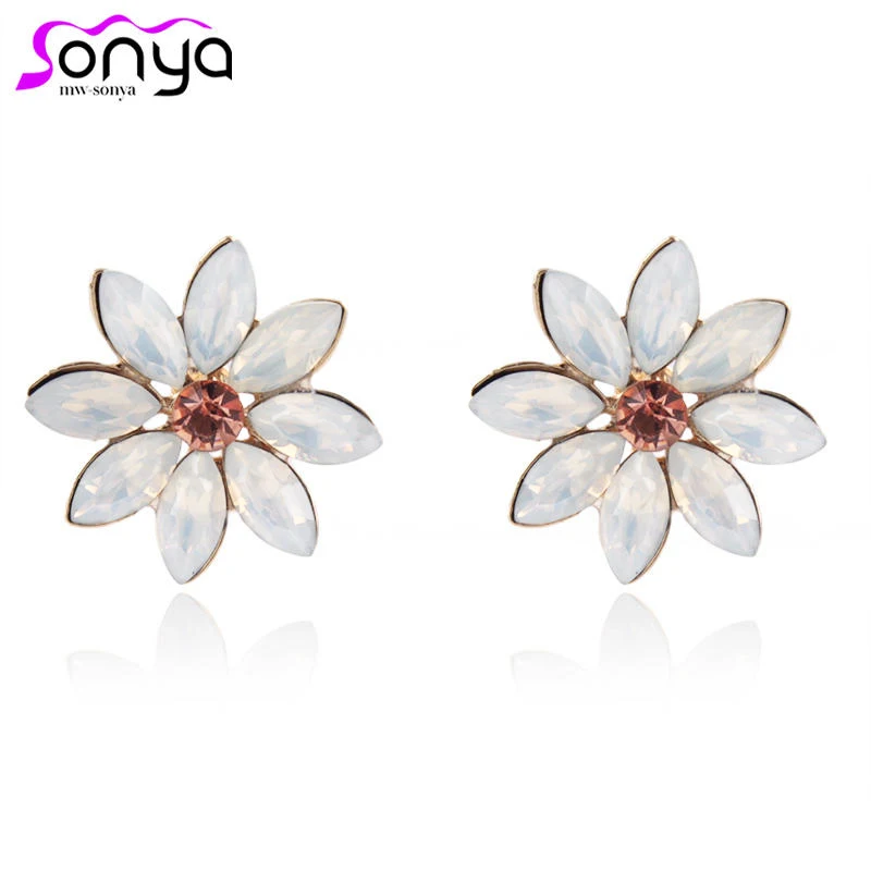 

MWSONYA Women Stud Earrings Rhinestone Decor Daisy Flower Earrings Fashion Ear Jewelry 3B3008