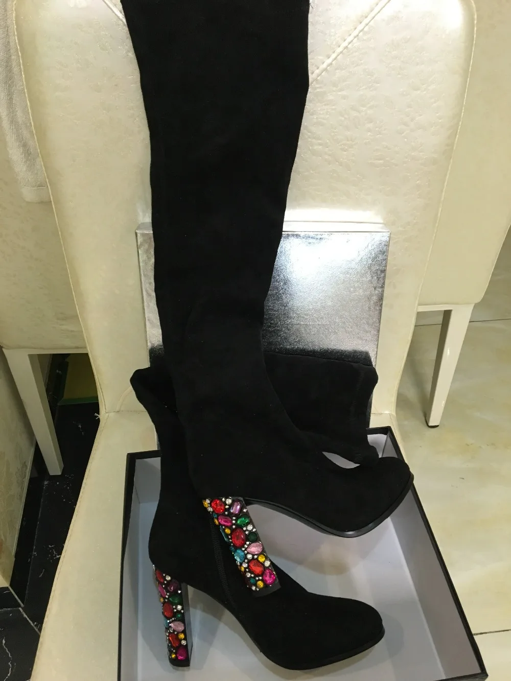 Mstacchi модых женскинских Botas Сапоги выше колен; с круглым носком высокое качество из флока; женская кожаная обувь с украшением в виде кристаллов на высоком каблуке Высокие сапоги; большие размеры 34-43