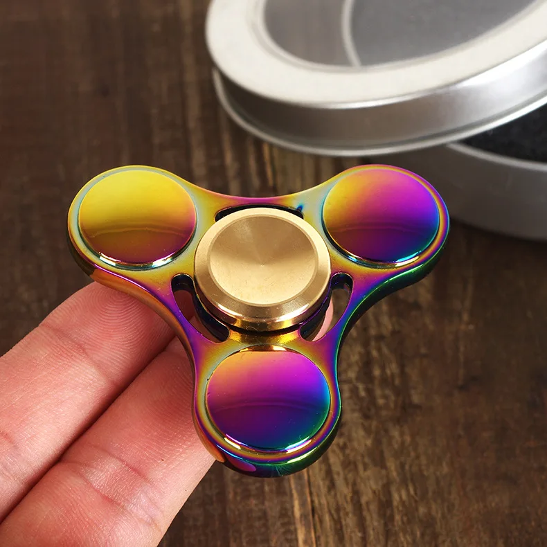 O novo metal de liga de zinco rotary folha triângulo dedo dedo colorido gyro gyro UFO brinquedo