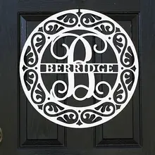 Прокрутка Monogram дверная вешалка, дверной венок, персональный декор, металлический знак, монограммовый знак на дверь