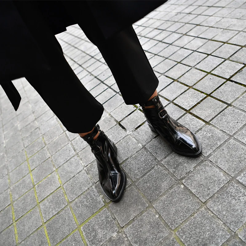 ISNOM/женские ботинки из лакированной кожи на среднем каблуке; обувь с острым носком; Женские ботинки в байкерском стиле с заклепками; женская обувь с ремешком на щиколотке; коллекция года; сезон весна