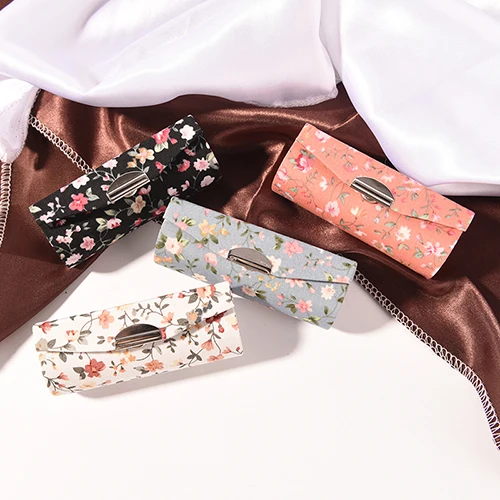

1pcs Lipstick Case Bags Retro Embroidered Fashion Cosmetic Bag Flower Design With Mirror Makeup Bag Color Randomly