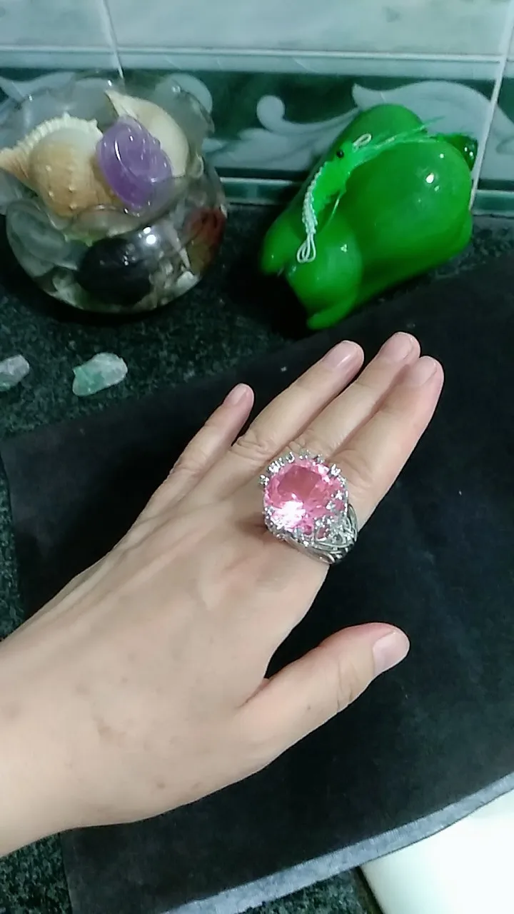 Ювелирные изделия знаменитостей, инкрустированные розовыми кристаллами, циркониевые кольца для женщин, креативное увеличенное кольцо в форме ветки с большим камнем, очаровательное изумрудное кольцо