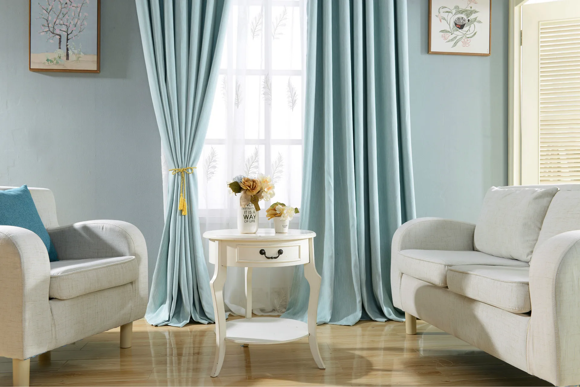 Голубые обои какие шторы подобрать