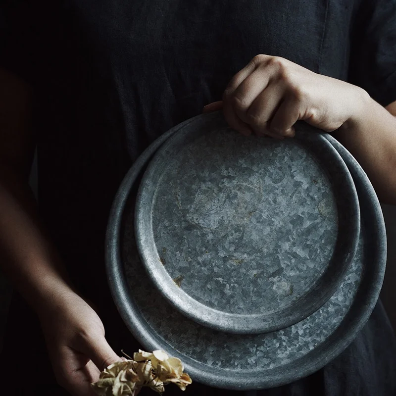 Handcrafted Metal Serving Trays Antique Round Wrought Iron Storage Tray Dessert Fruit Cake Bread Plate Home Kitchen Decoration storage tray wooden serving tray kitchen tray
