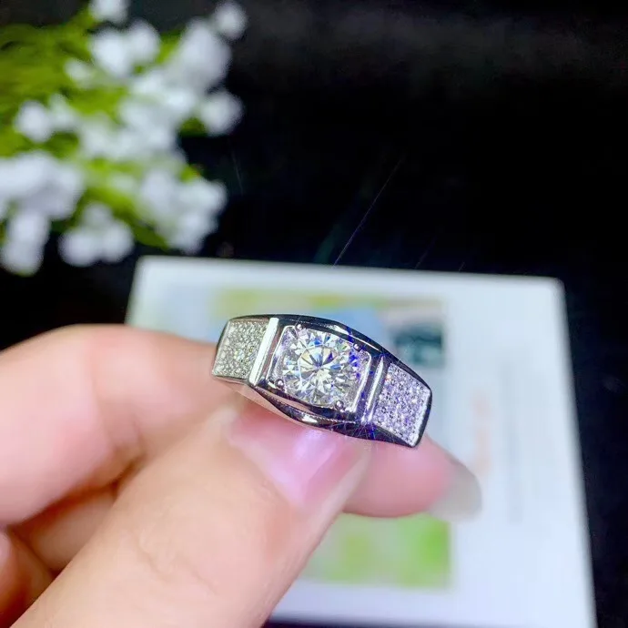 Мужские кольца Moissanite, сейчас самые популярные драгоценные камни, имеют высокую твердость, сравнимую с бриллиантами. 925 серебро