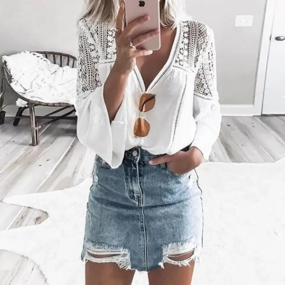 Женская блузка с треугольным вырезом Yfashion белая кружевная роговыми