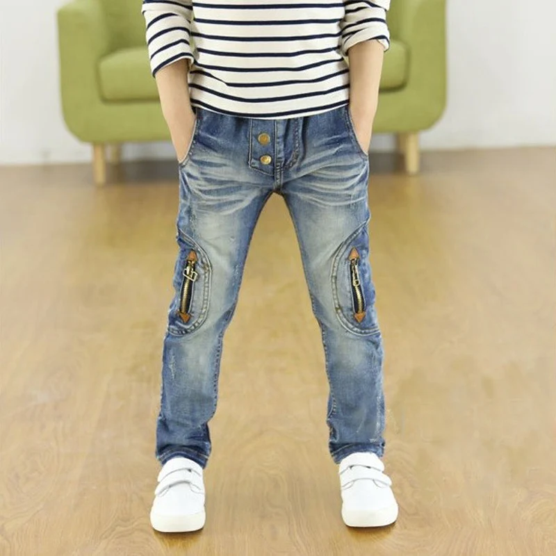 Ребенок в джинсах
