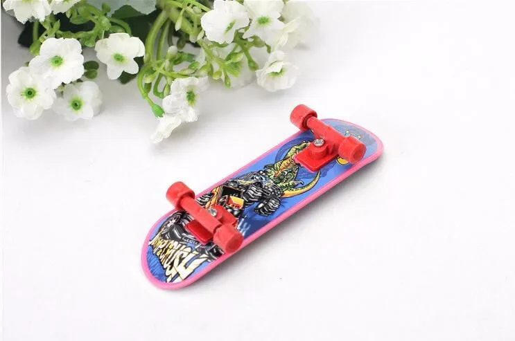 4 ШТ./КОМПЛ. горячая Вечере Дети Дети Мини Пальцем Доска Fingerboard Skate Интернат Игрушки Подарок