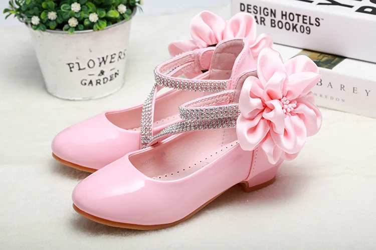 Для маленьких девочек из искусственной кожи Стразы шипованные большой цветок туфли на плоской подошве для маленьких детей низкий каблук туфли-лодочки