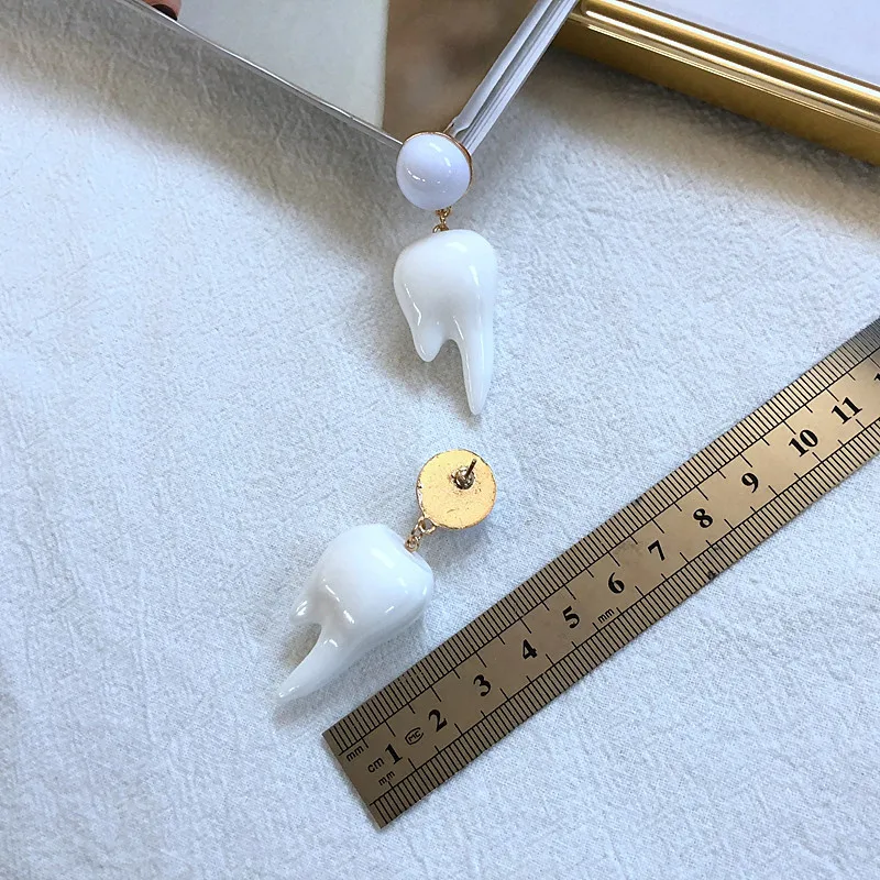 Трендовые серьги новые модные белые полимерные серьги в виде зуба милые забавные серьги Dagnle для женщин девушек индивидуальные Ювелирные изделия Подарки