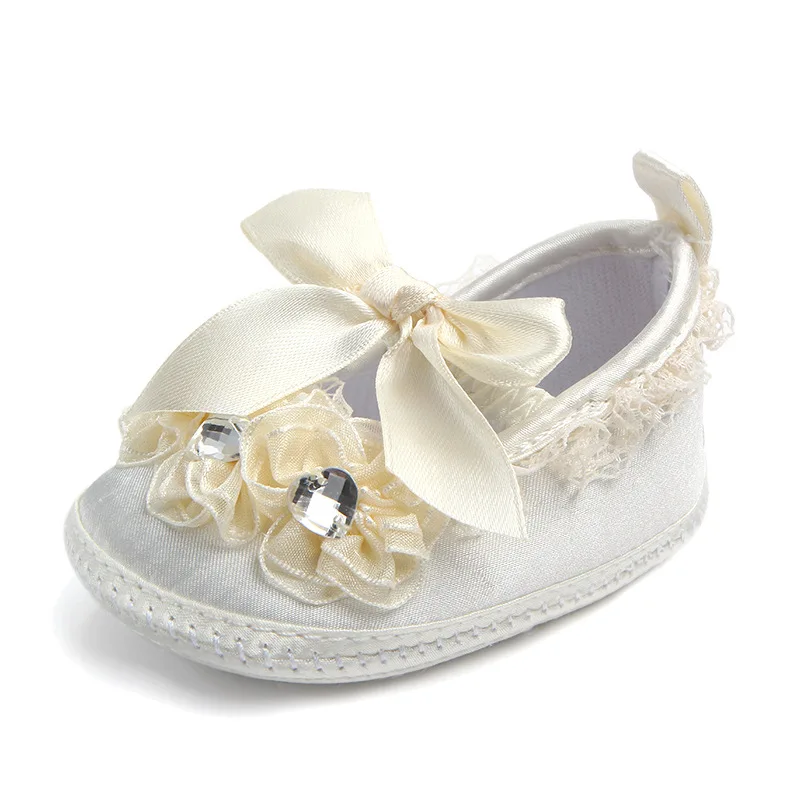 Delebao бренд прозрачный кристалл Кружево и Кружево Обувь для младенцев чистый белый новорожденных Обувь для младенцев серьезные