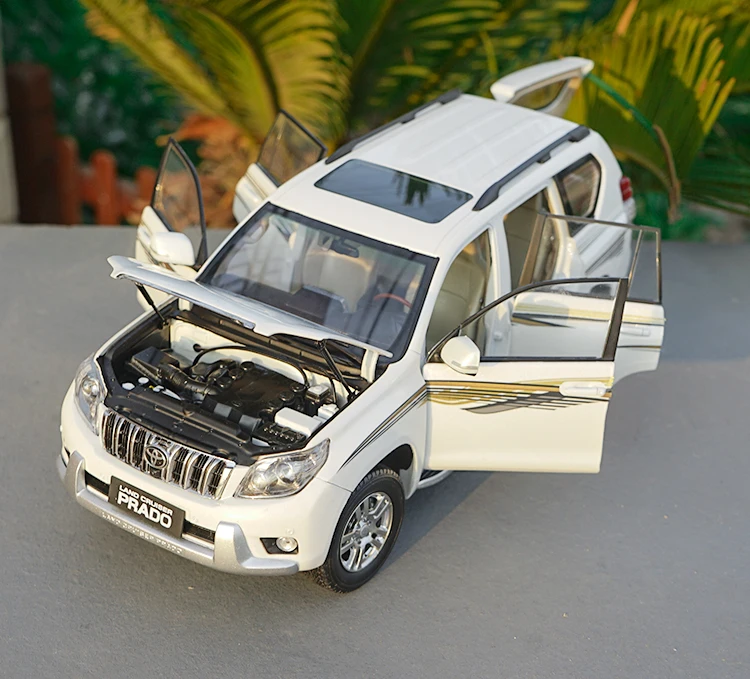 1:18 Toyota Land Cruiser Prado Diecast Suv Car Model Toys For Boy Gifts Collection Hobby White Green With New Original Box