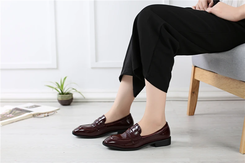 Повседневные дизайнерские винтажные женские туфли на плоской подошве из натуральной коровьей кожи; женские туфли-оксфорды ручной работы; ; цвет черный, красный; с мехом