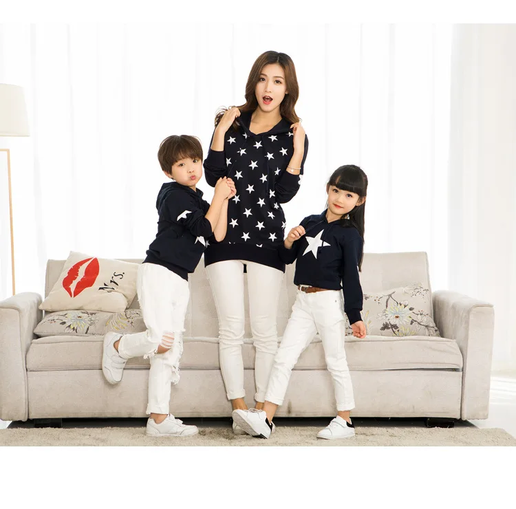 Одинаковые комплекты для семьи; пуловер с капюшоном; одежда с принтом звезд для папы и мамы; свитера для всей семьи; длинный рукав для мамы и дочки