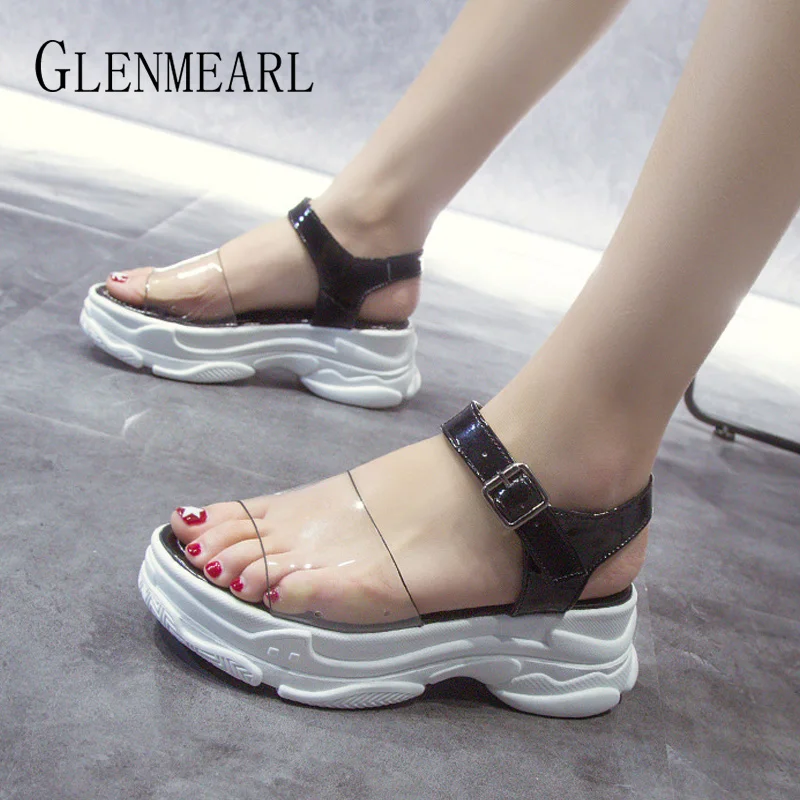 صناديل للنساء أحذية منصة الإناث الصيف الصنادل الأسود شفافة مشبك حزام صنادل طراز جلاديتور النساء حذاء كاجوال دي