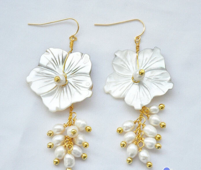 

A P5076 30MM shell flower white rice PEARL DANGLE EARRING