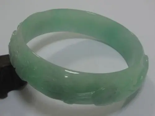 

2533 BEAUTIFUL CHINA EMERALD HAND-CARVED GREEN JADE GEMS BANGLE BRACELET