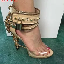 Лидер продаж модные женские туфли со стразами босоножки на высоком каблуке Ботильоны Обёрточная бумага Для женщин Clear Сандалии для девочек Сапоги и ботинки для девочек открытый носок со стразами замок модельная обувь женщина