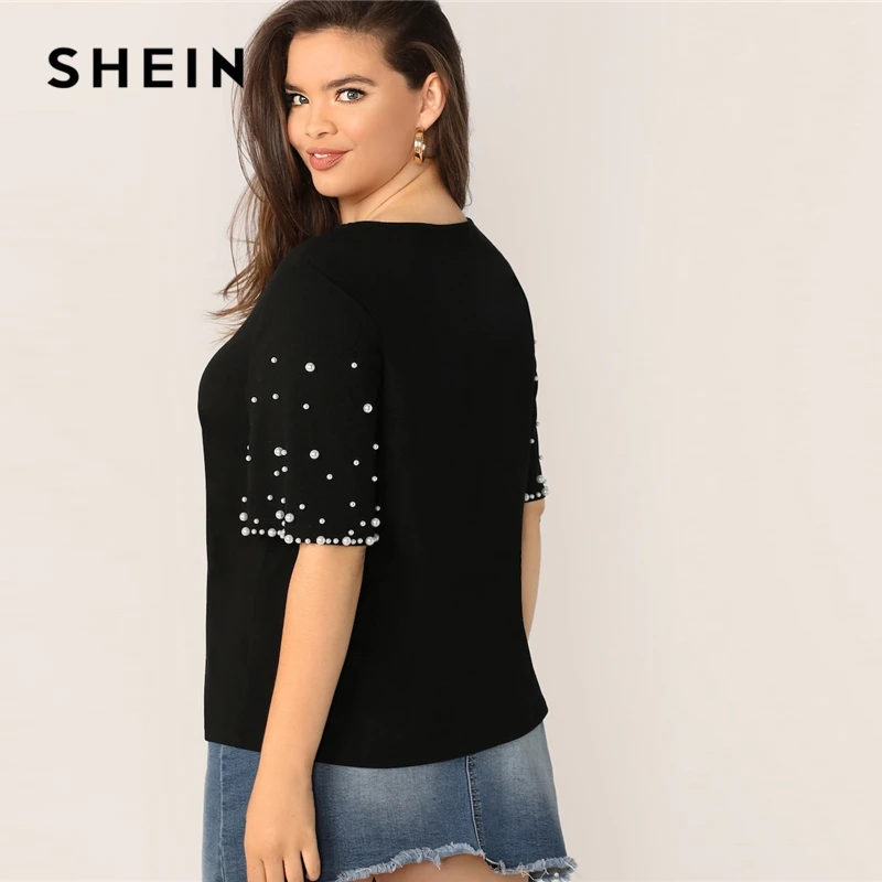 SHEIN زائد حجم أسود اللؤلؤ التفاصيل مطرز جولة الرقبة عادي أعلى T قميص المرأة 2019 بسط قصيرة الأكمام الربيع أعلى المحملات