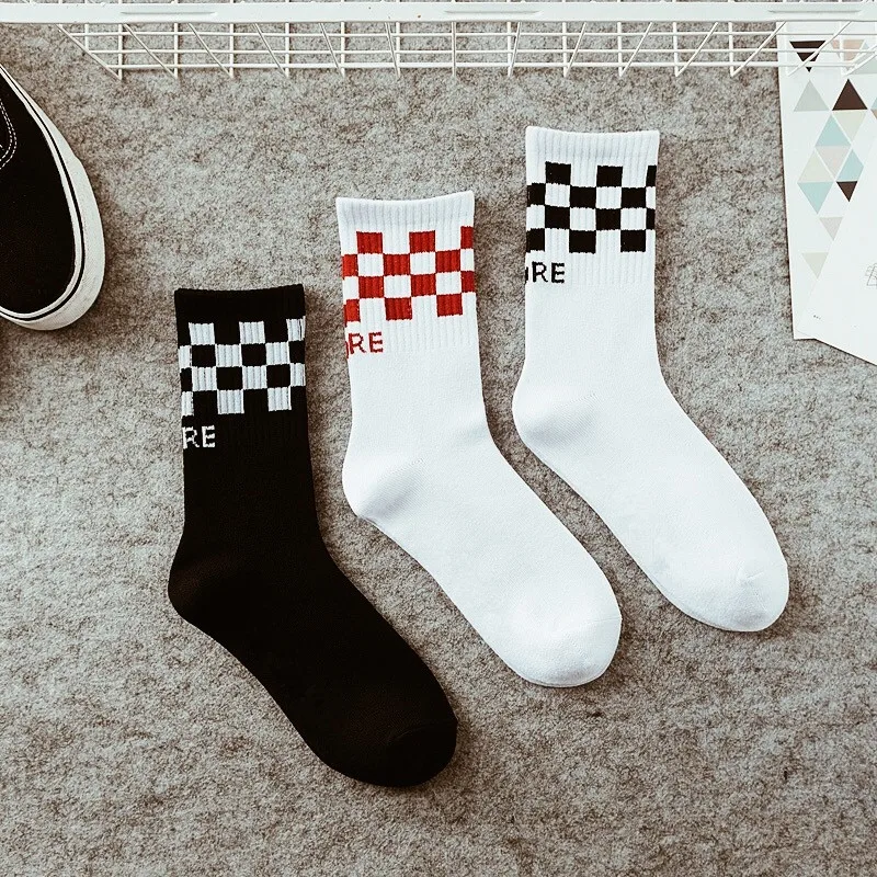 

Korea new couple black and white plaid tide Street Harajuku skateboard casual men and women classic socks cotton socks