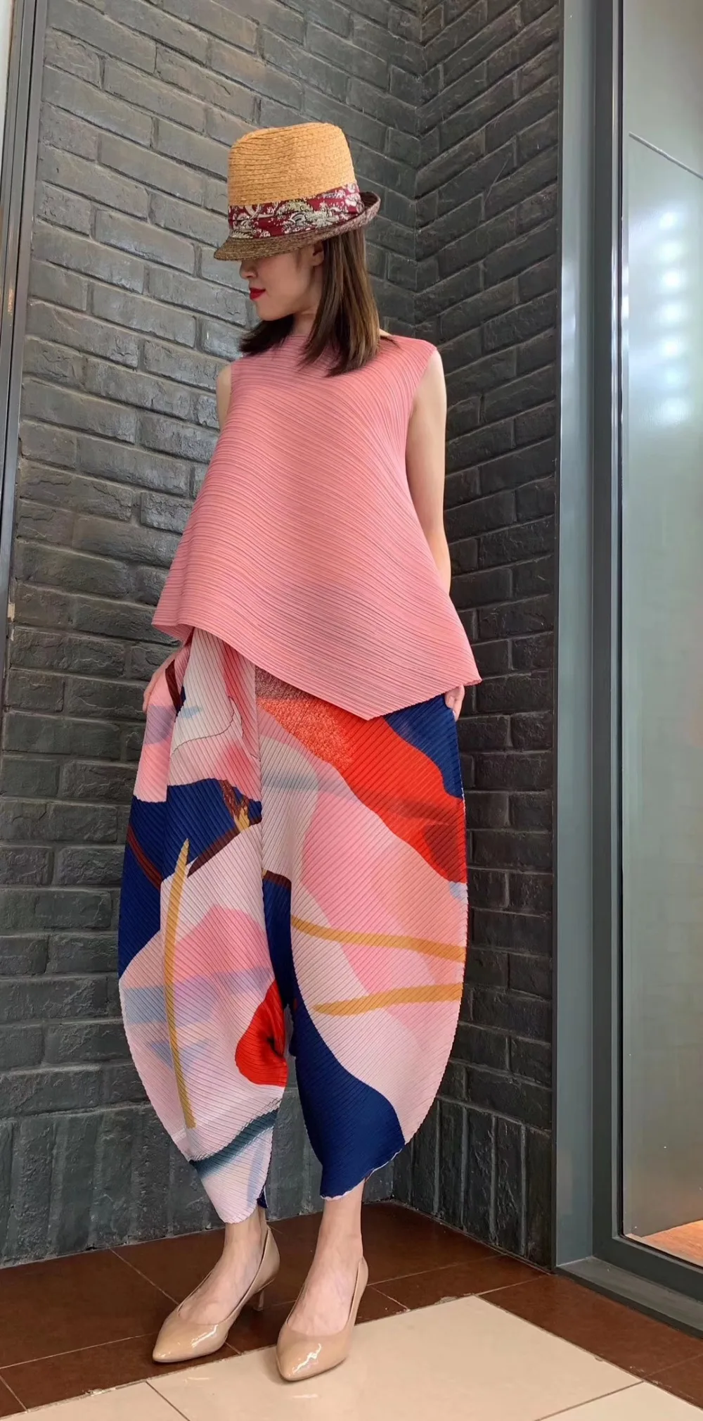 Miyake/ ; однотонная Асимметричная футболка без рукавов с круглым вырезом+ штаны-шаровары с принтом; костюм