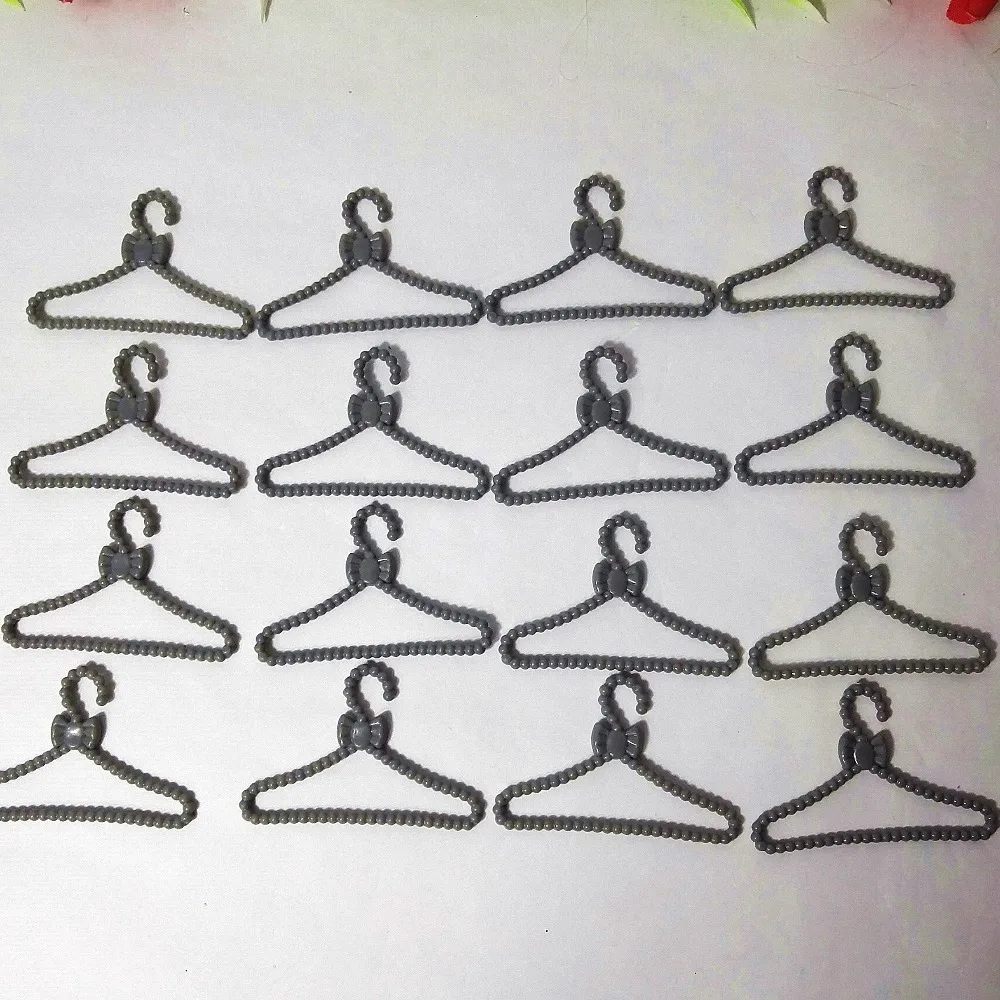 100 Pcs/Lot Barbie Dolls Accessories Plastic Silver Gray Bowknot Hangers For BarbieDress Outfit Girl Pretend Play House Toys | Игрушки и
