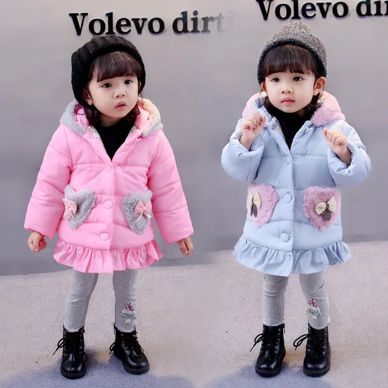 

Girls with hats and bows decorate their cotton-padded jackets