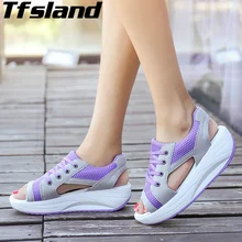 Женские босоножки; Новинка года; мягкие клинообразные летние сандалии с открытым носком; женская прогулочная обувь из дышащего сетчатого материала; открытые туфли на плоской подошве; кроссовки