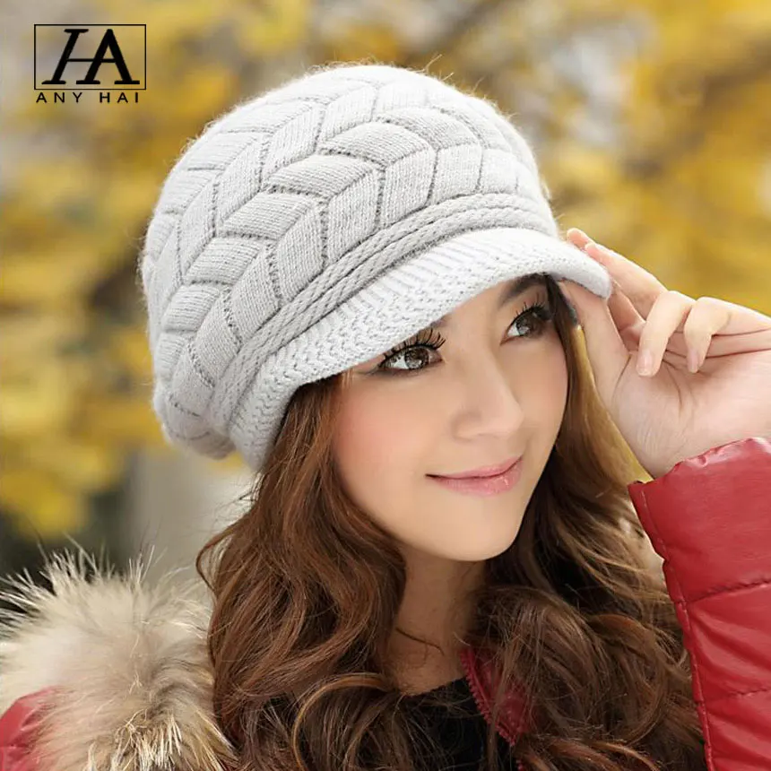 Модные зимние шапки. Шапочки вязаные спицами для женщин. Связать зимнюю женскую. Шапка женская крючком зимняя. Зимние вязаные шапки для женщин.