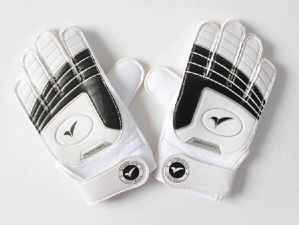 2016 New Boy Soccer Goalkeeper Gloves For Kids Football Latex Goalie Gloves Children Professional Sports Protection finger