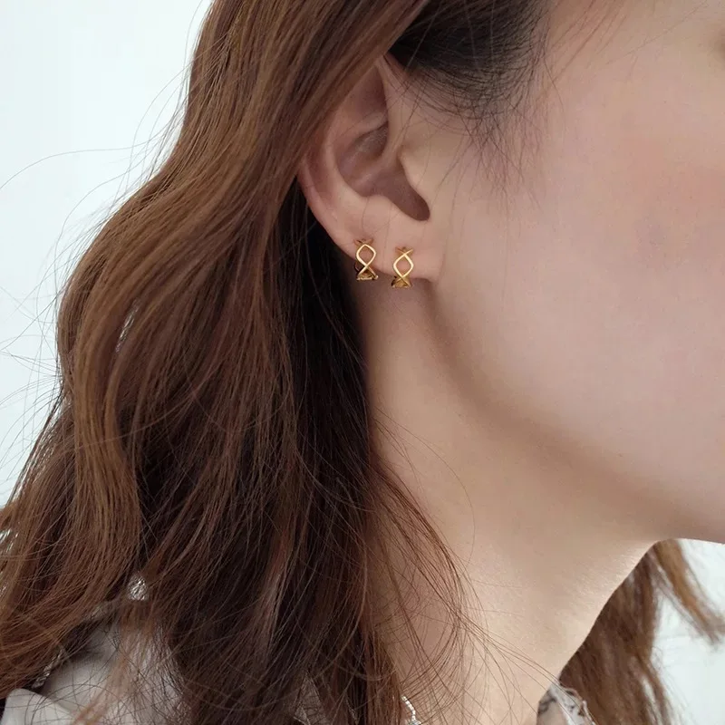 

New 925 sterling silver fashion hollow geometric wave pattern ear bone ear buckle simple trend wild female girl silver ear jewel