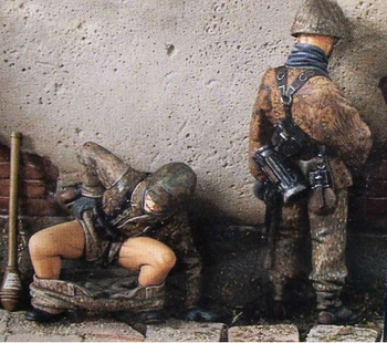 

Resin Kits 1/35 Uncolor Soldier Relieve Themselves Free Shipping 1 set