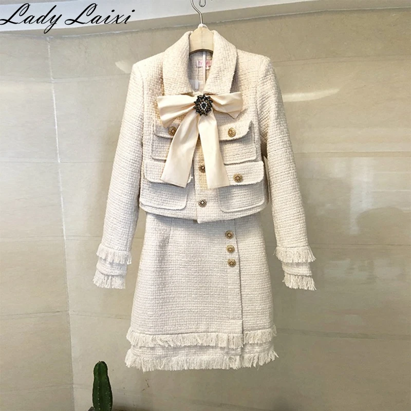 Online Traje de falda de lana de Tweed de pasarela 2019 Otoño Invierno conjunto de 2 piezas mujeres diamantes arco botón Chaqueta corta abrigo + borlas conjunto de falda lápiz