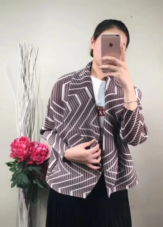 Miyake/ ; модное пальто в полоску с длинными рукавами и отложным воротником;