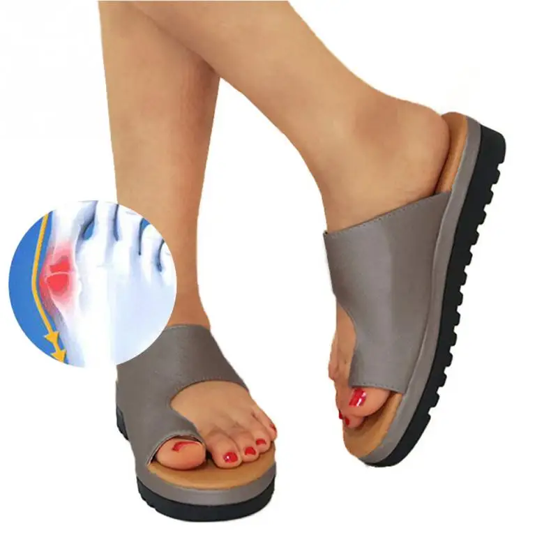 Baratos Zapatos de cuero de PU para mujer plataforma cómoda suela plana señoras Casual suave Pie Grande corrección sandalia ortopédica Bunion Corrector