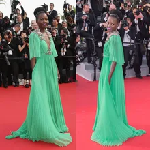 Зеленые длинные платья знаменитостей трапециевидной формы с глубоким v-образным вырезом и цветочным рисунком, с коротким рукавом и рюшами