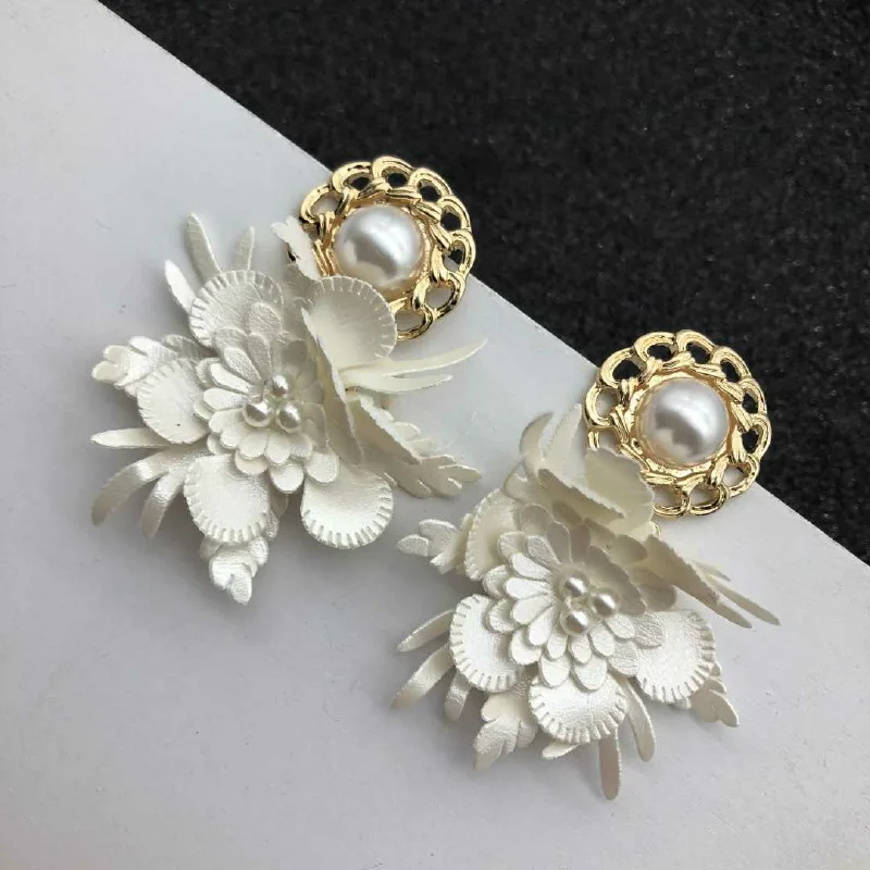 

SHIFEEL 2019 New Fashion Korea Pearl Temperament White Flowers Drop Earrings Women's Jewelry Hyperbole Night club Pendients