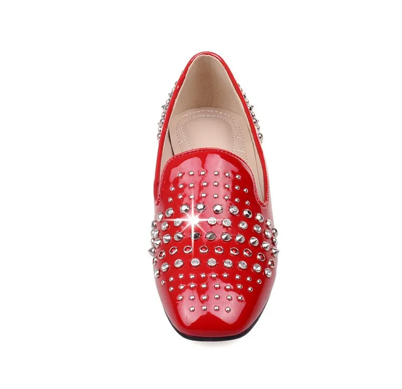 Новые Демисезонные женские туфли на плоской подошве размера плюс 32-48, однотонные туфли на плоской подошве из PU искусственной кожи, декорированные заклепками модные Лоферы без шнуровки, женская обувь