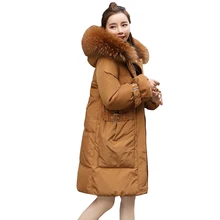 Женские зимние куртки на утином пуху, Свободное пальто средней длины с капюшоном, пуховое пальто с воротником из натурального меха енота, утепленная верхняя одежда