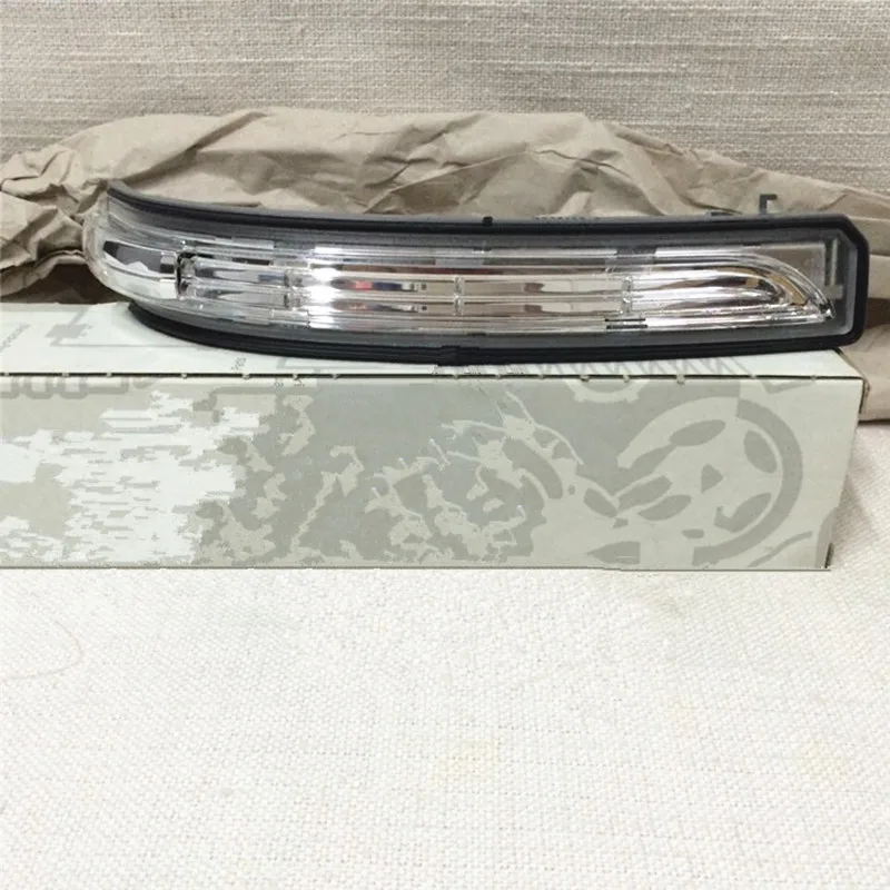 

Rear mirror turn signal Class A A160mer ced es-be nz2011 Turn signal light Steering auxiliary light Door mirror side turn signal
