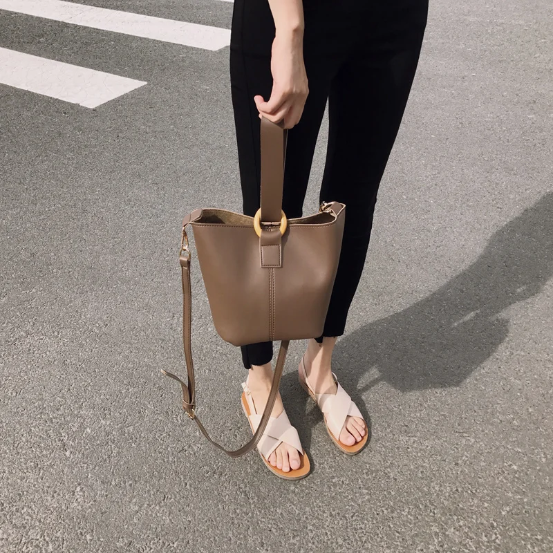 

Wood ring Ladies Casual pu leather Bags Female Tide Version The Retro Shoulder Messenger Bag Small Square Bucket Handbags Tote
