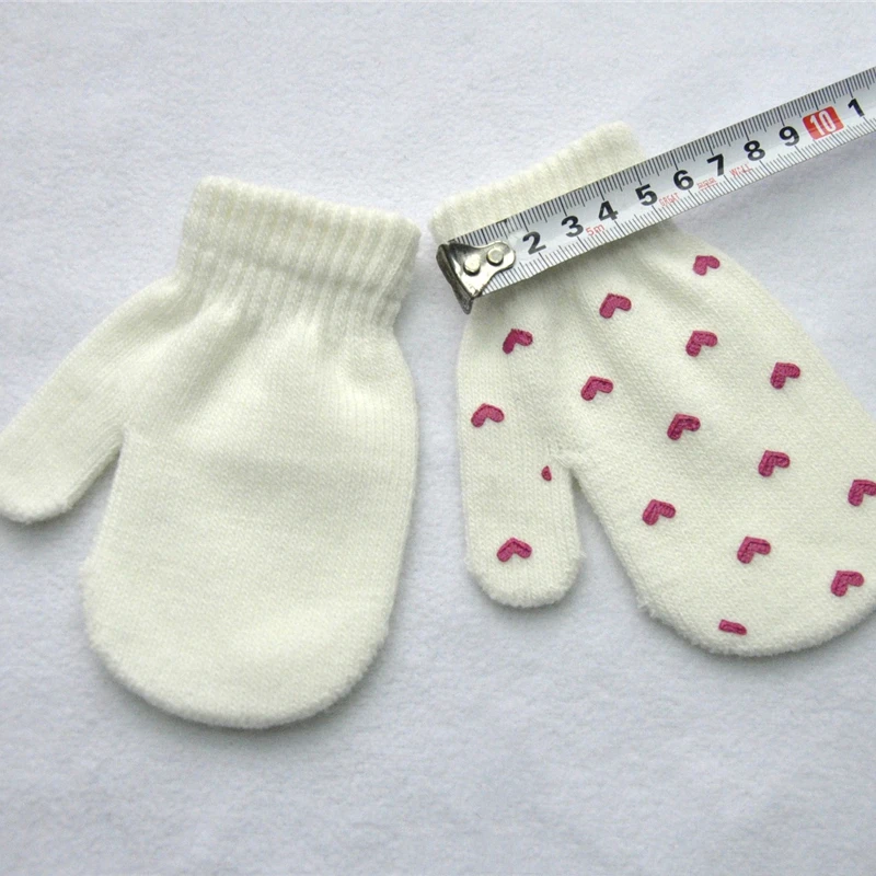 Милые зимние перчатки для мальчиков и девочек, теплые вязаные перчатки для младенцев, детские перчатки на весь палец, однотонные перчатки с принтом в виде сердца и звезд для детей 0-12 месяцев
