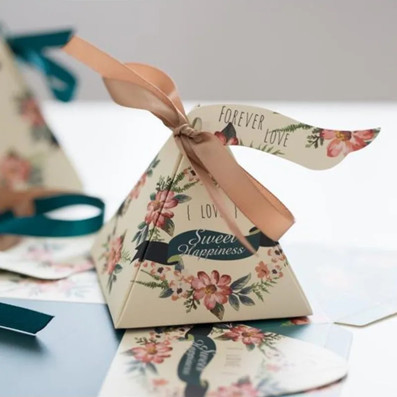 

Fresh Pyramid Floral Print Garland Wedding Like Candy Box Bomboniere Party Gift Box Ribbon and Label 50pcs