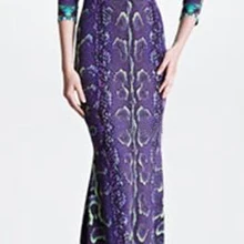 Модное фиолетовое платье с глубоким змеиным узором и эластичным тонким рисунком