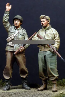 

1/35 Resin Figures WWII Infantry Style III Soldiers 2pcs/set Model Kits