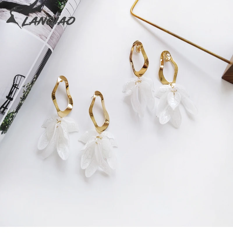 

2019 Korean Irregular White Texture Petal Earrings Fashion Girl Simulated Pearl Gold Color Clip Earrings Accessories Wholesale