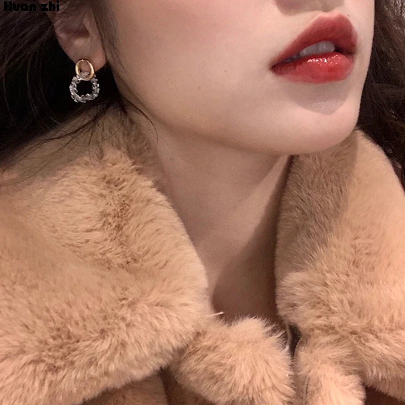 

HUANZHI Chic Exquisite Round Transparent Crystal Link Gold Metal Geometric Circle Stud Earrings for Women Girl Party Jewelry